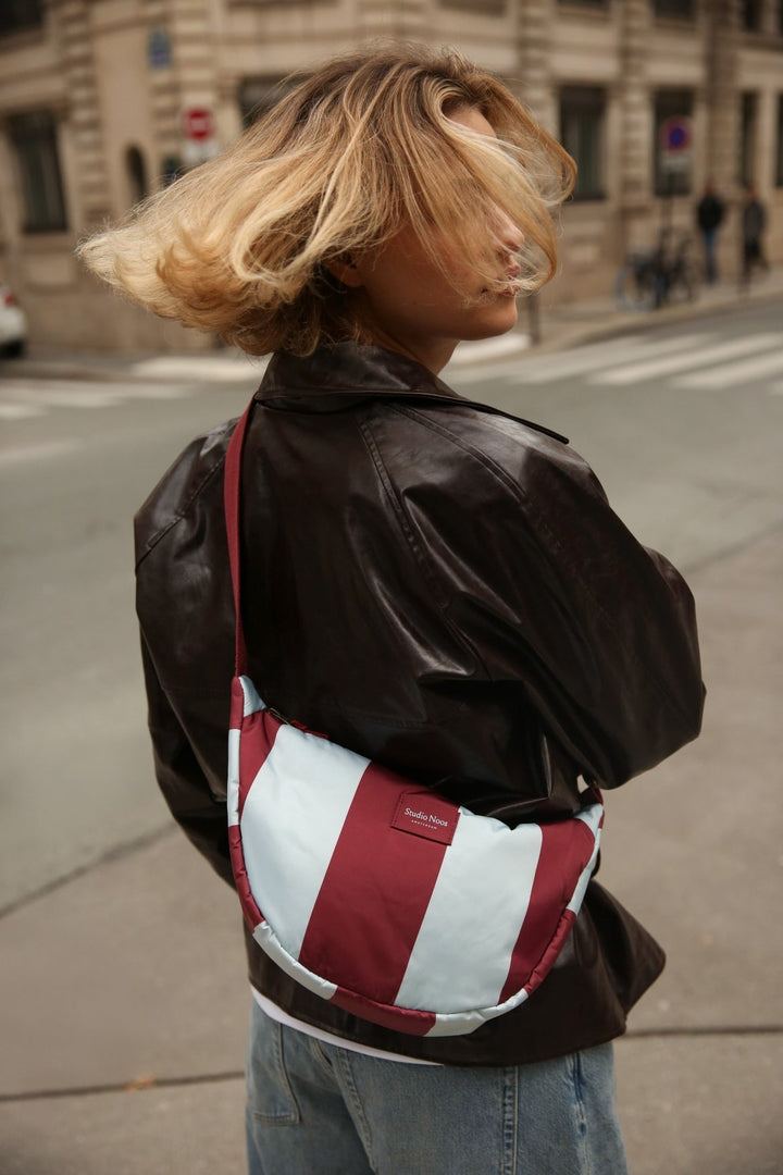 STUDIO NOOS Crossbody övtáska - Bold Stripe Puffy Bordeaux/Light Blue
