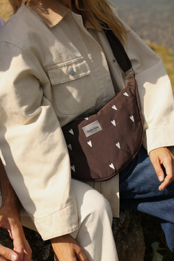 STUDIO NOOS Crossbody övtáska - Brown Hearts Puffy