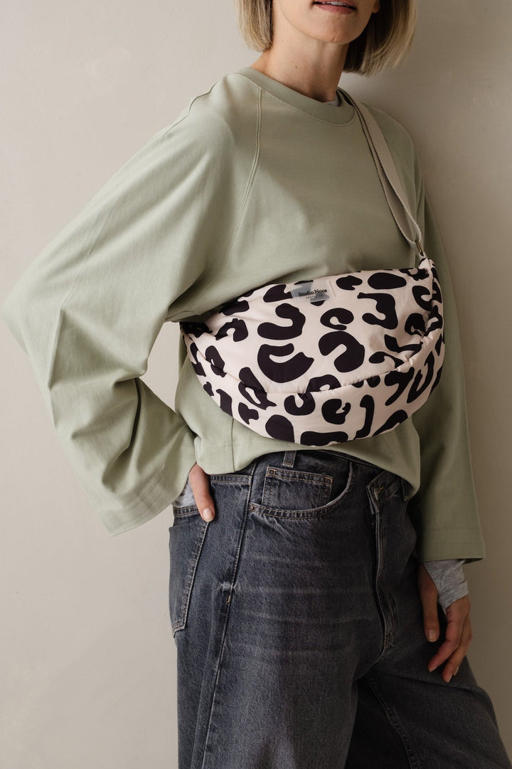 STUDIO NOOS Crossbody övtáska - Holy Cow Puffy