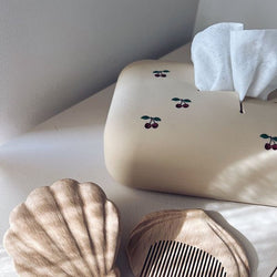 Silikonový obal na vlhčené ubrousky KONGES SLOJD Cherry | Stylové doplňky pro děti a ženy | Lavly.cz